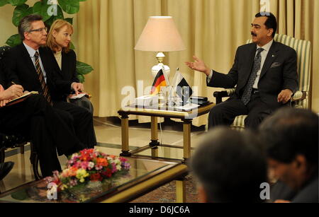 Der Premierminister von Pakistan, Yousuf Raza Gilani (r.), Sitzt bin Quantenelektrodynamik (13.03.12) Im Palast des Premierministers in Islamabad (Pakistan) Bei Einem Treffen Mit Verteidigungsminister Thomas de Maizière (CDU, l.). De Maiziere Reiste bin Dienstag Nach Pakistan. Stockfoto