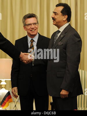 Verteidigungsminister Thomas de Maizière (CDU, l.) by bin Quantenelektrodynamik (13.03.12) Im Palast des Premierministers in Islamabad (Pakistan) Neben Dem Pakistanischen Premierminister Yousuf Raza Gilani. De Maiziere Reiste bin Dienstag Nach Pakistan. Stockfoto