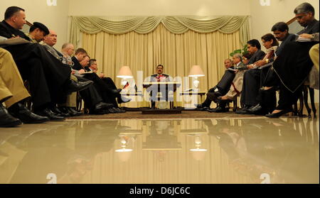 Der Premierminister von Pakistan, Yousuf Raza Gilani (M.), Sitzt bin Quantenelektrodynamik (13.03.12) Im Palast des Premierministers in Islamabad (Pakistan) Bei Einem Treffen Mit Verteidigungsminister Thomas de Maizière (CDU, 7.v.l.). De Maiziere Reiste bin Dienstag Nach Pakistan. Stockfoto