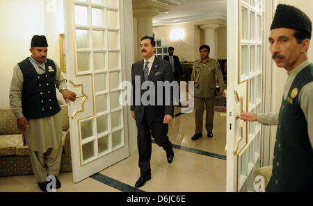 Der Premierminister von Pakistan, Yousuf Raza Gilani (M.), Kommt bin Quantenelektrodynamik (13.03.12) Im Palast des Premierministers in Islamabad (Pakistan) Zu Einem Treffen Mit Verteidigungsminister de Maizière (CDU). De Maiziere Reiste bin Dienstag Nach Pakistan. Stockfoto