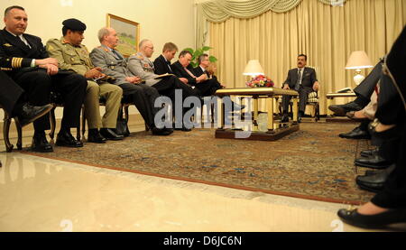 Der Premierminister von Pakistan, Yousuf Raza Gilani (r.), Sitzt bin Quantenelektrodynamik (13.03.12) Im Palast des Premierministers in Islamabad (Pakistan) Bei Einem Treffen Mit Verteidigungsminister Thomas de Maizière (CDU, 3.v.r.). De Maiziere Reiste bin Dienstag Nach Pakistan. Stockfoto