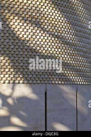 Ripon Kapelle, Cuddesdon, Vereinigtes Königreich. Architekt: Niall McLaughlin Architects, 2013. Fassade-Textur und Schatten. Stockfoto