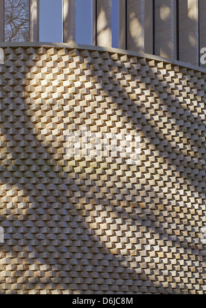 Ripon Kapelle, Cuddesdon, Vereinigtes Königreich. Architekt: Niall McLaughlin Architects, 2013. Fassade-Textur mit Obergaden und Schatten Stockfoto