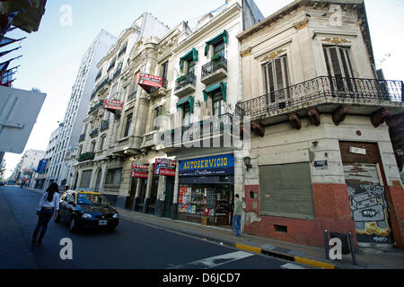 (Datei) - eine Archiv-Bild vom 16. November 2008, zeigt Immobilien-Zeichen "Vende' (zu verkaufen) an den Fassaden der Häuser in einer Straße im traditionellen Viertel San Telmo in Buenos Aires, Argetina befestigt. Rund 13 Millionen Menschen leben im Großraum Metreopolitan von Buenos Aires. Foto: Jan Woitas Stockfoto