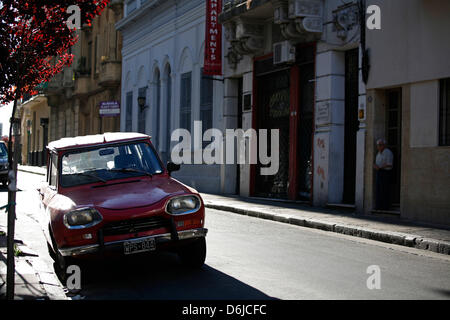 (Datei) - eine Archiv-Bild vom 16. November 2008, zeigt einen Oldtimer Parken auf einer Straße im traditionellen Viertel San Telmo in Buenos Aires, Argetina. Rund 13 Millionen Menschen leben im Großraum Metreopolitan von Buenos Aires. Foto: Jan Woitas Stockfoto