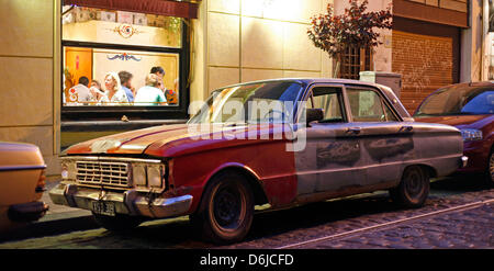 (Datei) - ein Archiv, datiert 17. November 2012, Abbildung ein Oldtimers geparkt vor der Restaruant auf einer Straße im traditionellen Viertel San Telmo in Buenos Aires, Argetina. Rund 13 Millionen Menschen leben im Großraum Metreopolitan von Buenos Aires. Foto: Jan Woitas Stockfoto