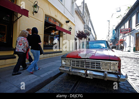 (Datei) - eine Archiv-Bild vom 16. November 2008, zeigt eine Gruppe Pf Fußgänger zu Fuß Vergangenheit ein Oldtimers geparkt auf einer Straße im traditionellen Viertel San Telmo in Buenos Aires, Argetina. Rund 13 Millionen Menschen leben im Großraum Metreopolitan von Buenos Aires. Foto: Jan Woitas Stockfoto