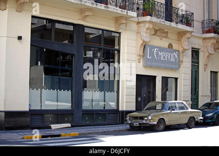 (Datei) - eine Archiv-Bild vom 16. November 2008, zeigt einen Oldtimer Parken auf einer Straße im traditionellen Viertel San Telmo in Buenos Aires, Argetina. Rund 13 Millionen Menschen leben im Großraum Metreopolitan von Buenos Aires. Foto: Jan Woitas Stockfoto