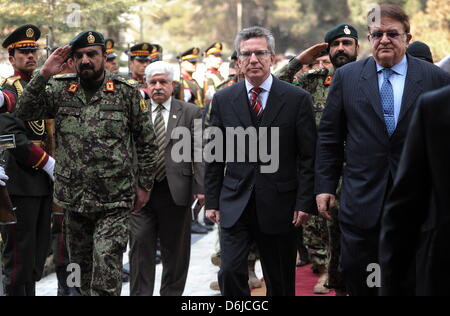 Bundesverteidigungsminister Thomas de Maizière (CDU, M.) Wird bin Mittwoch (14.03.12) in Kabul in Afghanistan Im Verteidigungsministerium von Dem Afghanischen Verteidigungsminister Abdul Rahim Wardak (r.) Empfangen. (Zu Dapd-Text) Stockfoto