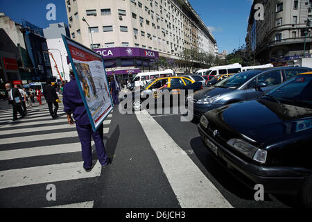 (Datei) - eine Archiv-Bild vom 4. Dezember 2008, zeigt eine Gruppe von Männern mit Werbe-Plakate, stehend auf einem Zebra-Corssing auf der Avenida 9 de Julio (Avenue des 9. Juli) in der Innenstadt von Buenos Aires, Argentinien. Buenos Aires zentrale Boulevard, Avenida 9 de Julio Kennzeichnung der Argetina Tag der Unabhängigkeit, verläuft 140 Meter von Norden nach Süden quer durch die Innenstadt. Foto: Stockfoto