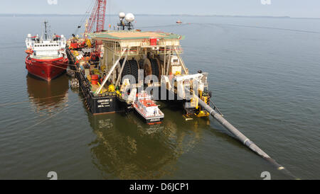 (DATEI) Eine Archivfoto vom 5. Juli 2010 zeigt Pipeline verlegen Schiff "Castoro 10" Verlegung von Rohrleitungen für die Ostsee Erdgas Pipeling Nord Stream im Greifswalder Bodden in Lubmin, Deutschland. Das obere Verwaltungsgericht in Greifswald ist eine Beschwerde des Bundesministeriums der Verteidigung gegen die Stralsund Mining Autorität hören, weil die Bundeswehr p erhalten haben Stockfoto