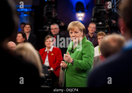 HANDOUT - Bundeskanzlerin Angela Merkel (CDU) Spricht bin Mittwoch (14.03.2012) in der Heidelberger Stadthalle Studienabschnitte des Zweiten Bürgergesprächs. Dieses Steht Unter Dem Thema «Wie Wollen Wir Lernen?». Eingeladen Sind Rund 100 Bürger - sterben Hälfte von Ihnen Wurde von tätig Und Vereinen in der Region Benannt, Bei Den Anderen Teilnehmern Entschied Das Los. Im Rahmen des sogenannte Stockfoto