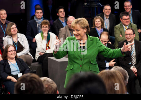 HANDOUT - Bundeskanzlerin Angela Merkel (CDU) Spricht bin Mittwoch (14.03.2012) in der Heidelberger Stadthalle Studienabschnitte des Zweiten Bürgergesprächs. Dieses Steht Unter Dem Thema «Wie Wollen Wir Lernen?». Eingeladen Sind Rund 100 Bürger - sterben Hälfte von Ihnen Wurde von tätig Und Vereinen in der Region Benannt, Bei Den Anderen Teilnehmern Entschied Das Los. Im Rahmen des sogenannte Stockfoto