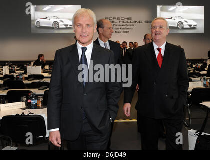 Porsche Automobil Holding SE CEO, Martin Winterkorn (R) und Vorstandsvorsitzender der Porsche AG, Matthias Mueller an der Porsche Automobil Holding SE Bilanz-/GuV-Pressekonferenz in Stuttgart, Deutschland, 15. März 2012 teilnehmen. Foto: MARIJAN MURAT Stockfoto