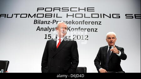 Porsche Automobil Holding SE CEO, Martin Winterkorn (L) und Vorstandsvorsitzender der Porsche AG, Matthias Mueller, stehen auf dem Podium Porsche Automobil Holding SE Bilanz/GuV auf der Pressekonferenz in Stuttgart, Deutschland, 15. März 2012. Foto: BERND WEISSBROD Stockfoto