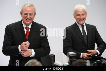 Porsche Automobil Holding SE CEO, Martin Winterkorn (L) und Vorstandsvorsitzender der Porsche AG, Matthias Mueller an der Porsche Automobil Holding SE Bilanz-/GuV-Pressekonferenz in Stuttgart, Deutschland, 15. März 2012 teilnehmen. Foto: MARIJAN MURAT Stockfoto