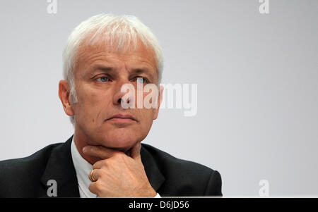 Vorstandsvorsitzender der Porsche AG, Matthias Mueller, besucht die Porsche Automobil Holding SE Bilanz-/GuV-Pressekonferenz in Stuttgart, Deutschland, 15. März 2012. Foto: MARIJAN MURAT Stockfoto