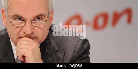 (Datei) - eine Archiv Bild, datiert 10. November 2010, zeigt der Vorsitzende des deutschen Energieversorgers, Johannes Teyssen, während einer Pressekonferenz in Düsseldorf. EON wird seine Ergebnisse für das Geschäftsjahr 2011 während der jährlichen Bilanz-Pressekonferenz auf Mittwoch, 14. März 2012 veröffentlichen. Foto: Julian Stratenschulte Stockfoto