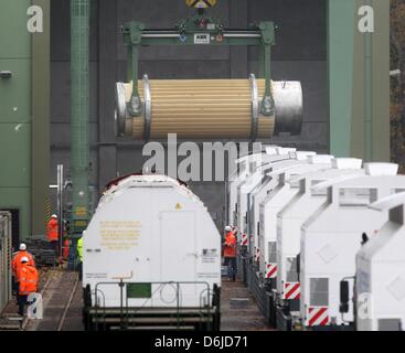 (Datei) - eine Archiv Bild, datiert 8. November 2010, zeigt Reihen von nuklearen Castor-Behälter der Verladestation in Danneberg, Deutschland zu verlassen. Ein Jahr nach der Entscheidung der deutschen Regierung, Ausstieg aus der Kernenergie in Deutschland und der anschließenden Abschaltung von acht Kernkraftwerken, ist das Fehlen der Castor-Behälter Hempering der Rückbau von Kernkraftwerken. Derzeit, th Stockfoto