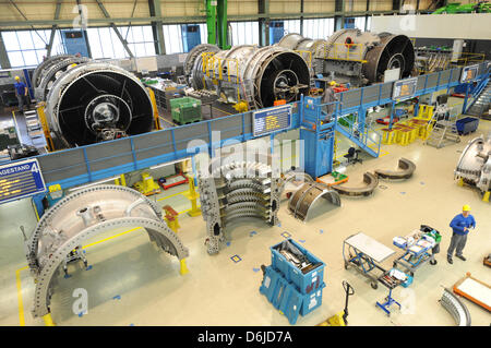 Siemens-Mitarbeiter arbeiten an Turbinenschaufeln auf dem Gelände des Siemens-Gasturbinenwerk in Berlin, Deutschland, 14. März 2012. Siemens ist größter industrieller Arbeitgeber der Region. Foto: Rainer Jensen Stockfoto