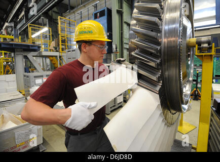 Ein Siemens-Mitarbeiter arbeitet an einem Turbinenrad Klinge auf dem Gelände des Siemens-Gasturbinenwerk in Berlin, Deutschland, 14. März 2012. Siemens ist größter industrieller Arbeitgeber der Region. Foto: Rainer Jensen Stockfoto