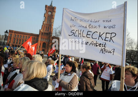 Mitarbeiter der Drogerie-Kette Schlecker demonstrieren gegen die Schließung von zahlreichen lokalen Schlecker Filialen vor dem Roten Rathaus in Berlin, Deutschland, 15. März 2012. Schlecker veröffentlichte eine Liste mit den lokalen Filialen, die am 14. März 2012 geschlossen werden. Foto: RAINER JENSEN Stockfoto