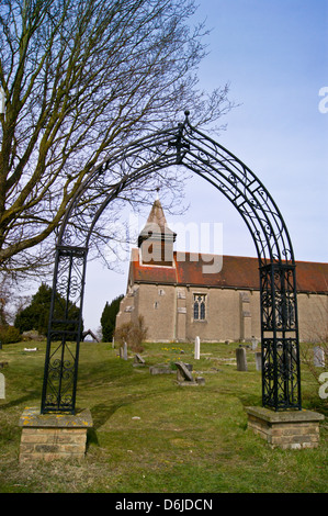 Schmiedeeisen Bogen im Kirchhof der St. Thomas Kirche, Upshire, Epping, Essex, England Stockfoto