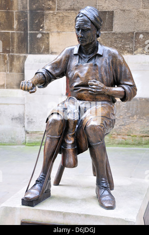 London, England, Großbritannien. Statue: Cordwainer (2002) von Alma Boyes, in der Watling Street Stockfoto