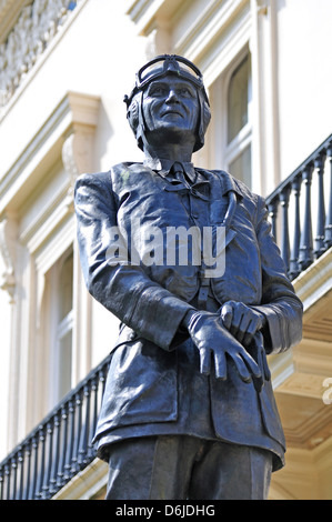 London, England, UK. Statue (2010; Les Johnson) von Sir Keith Park (1892-1975; RAF-Commander) in Waterloo Place Stockfoto