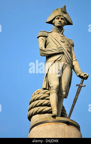 London, England, Vereinigtes Königreich. Nelson Säule (1840-43 entworfen von William Railton) auf dem Trafalgar Square. Statue (E. H. Baily) an der Spitze Stockfoto