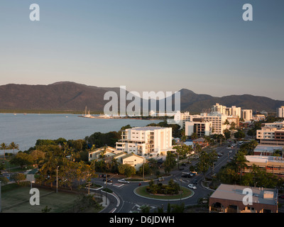 Waterfront und Blick in Richtung Stadtzentrum von Süden, Cairns, Queensland, Australien, Nordpazifik Stockfoto