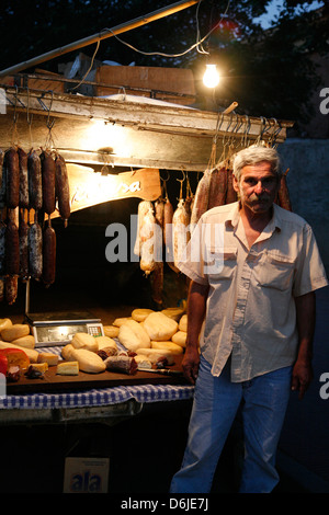 Lokales Essen stall verkaufen Salamies und Käse in Cafayate, Provinz Salta, Argentinien, Südamerika Stockfoto