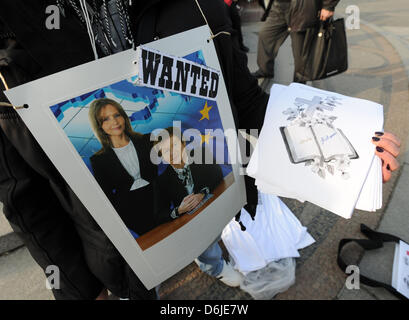 Ein Foto von Firmengründer Anton Schlecker und Frau Christa trägt den Schriftzug "WANTED" ist während einer Demonstration gegen die Schließung von zahlreichen lokalen Schlecker Filialen nahe Alexanderplatz in Berlin, Deutschland, 15. März 2012 abgebildet. Schlecker veröffentlichte eine Liste mit den lokalen Filialen, die am 14. März 2012 geschlossen werden. Foto: RAINER JENSEN Stockfoto