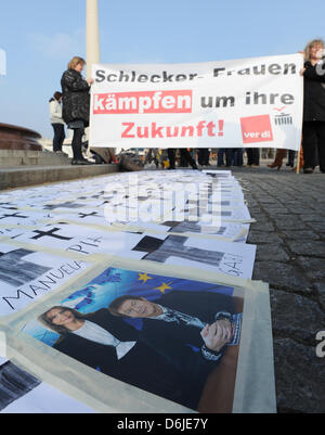 Mitarbeiter der Drogerie-Kette Schlecker demonstrieren gegen die Schließung von zahlreichen lokalen Schlecker Filialen nahe Alexanderplatz in Berlin, Deutschland, 15. März 2012. Schlecker veröffentlichte eine Liste mit den lokalen Filialen, die am 14. März 2012 geschlossen werden. Foto: RAINER JENSEN Stockfoto