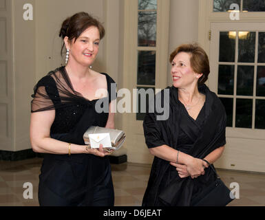 Randi Weingarten, President, American Federation of Teachers und Louise Anne Rogers kommen für die offiziellen Dinner zu Ehren von Premierminister David Cameron von Großbritannien und seine Frau, Samantha, an den weißen Haus in Washington, D.C. am Dienstag, den 14. März 2012..Credit: Ron Sachs / CNP. (Einschränkung: keine New York oder New Jersey Zeitungen oder Zeitungen im Umkreis 75 Meilen von New Stockfoto