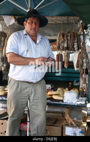 Lokales Essen stall verkaufen Salamies und Käse in Cafayate, Provinz Salta, Argentinien, Südamerika Stockfoto