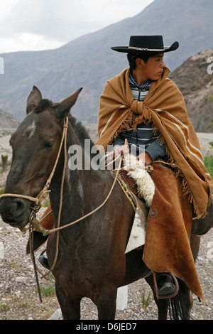 Porträt einer nördlichen Gaucho Reiten in der Nähe von Purmamarca, Quebrada de Humahuaca, Provinz Jujuy, Argentinien, Südamerika Stockfoto