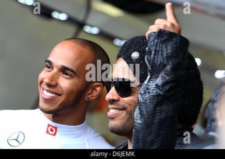 US-amerikanischer Singer-Songwriter Lenny Kravitz (R) und britischer Formel-1-Fahrer Lewis Hamilton (L) von McLaren-Mercedes in der Teamgarage vor dem zweiten Trainingsabschnitt des australischen Formel 1 Grand Prix auf dem Albert Park Circuit in Melbourne, Australien, 16. März 2012 gesehen. Die Formel 1 Grand Prix von Australien stattfinden am 18. März 2012. Foto: Jens Buettner Dpa +++ (c Stockfoto