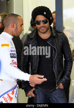 US-amerikanischer Singer-Songwriter Lenny Kravitz (R) und britischer Formel-1-Fahrer Lewis Hamilton (L) von McLaren-Mercedes in der Teamgarage vor dem zweiten Trainingsabschnitt des australischen Formel 1 Grand Prix auf dem Albert Park Circuit in Melbourne, Australien, 16. März 2012 gesehen. Die Formel 1 Grand Prix von Australien stattfinden am 18. März 2012. Foto: Jens Buettner dpa Stockfoto