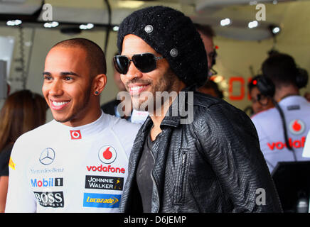 US-amerikanischer Singer-Songwriter Lenny Kravitz (R) und britischer Formel-1-Fahrer Lewis Hamilton (L) von McLaren-Mercedes in der Teamgarage vor dem zweiten Trainingsabschnitt des australischen Formel 1 Grand Prix auf dem Albert Park Circuit in Melbourne, Australien, 16. März 2012 gesehen. Die Formel 1 Grand Prix von Australien stattfinden am 18. März 2012. Foto: Jens Buettner Dpa +++ (c Stockfoto