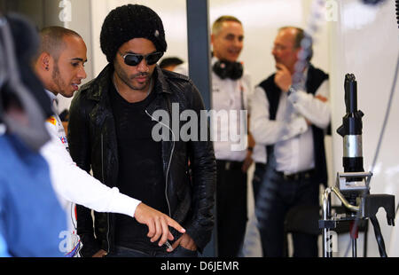 US-amerikanischer Singer-Songwriter Lenny Kravitz (R) und britischer Formel-1-Fahrer Lewis Hamilton (L) von McLaren-Mercedes in der Teamgarage vor dem zweiten Trainingsabschnitt des australischen Formel 1 Grand Prix auf dem Albert Park Circuit in Melbourne, Australien, 16. März 2012 gesehen. Die Formel 1 Grand Prix von Australien stattfinden am 18. März 2012. Foto: Jens Buettner Dpa +++ (c Stockfoto