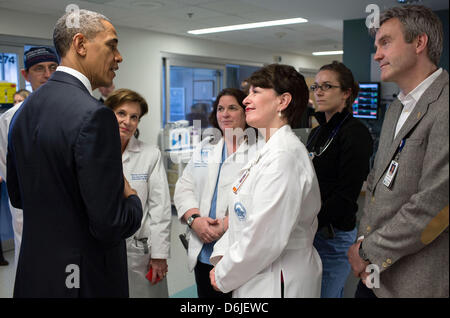 US-Präsident Barack Obama spricht mit Personal am Massachusetts General Hospital während eines Besuchs mit Verletzten bei den Bombenanschlägen auf Boston 18 April 201 in Boston, MA. Stockfoto