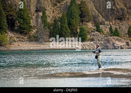 Fliegenfischen Sie am Limay River in den Lake District, Patagonien, Argentinien, Südamerika Stockfoto