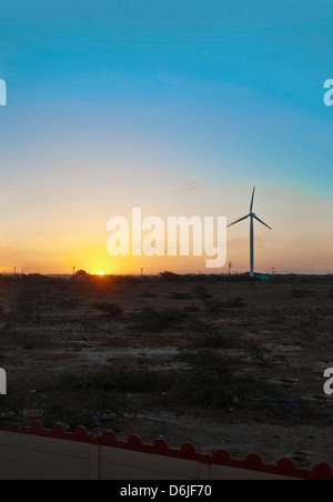 Allgemeiner Natur Schuss von Sonnenaufgang Sonnenuntergang Windmühle Natur Umwelt Indien Infrastruktur Strom vertikale Stockfoto