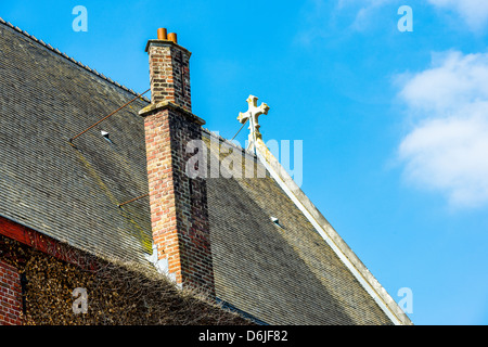 Altes Dach und das Kreuz in Brügge, Belgien Stockfoto