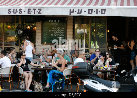 Junge Leute sitzen im Sus Etz Cafe in der trendigen Sheinkin Street, Tel Aviv, Israel, Nahost Stockfoto