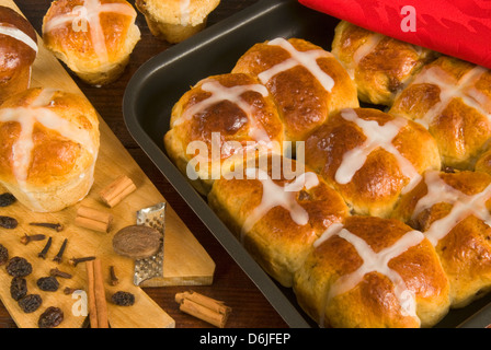 Hot Cross Buns in eine Backform, Spezialität, Großbritannien, Osteuropa Stockfoto