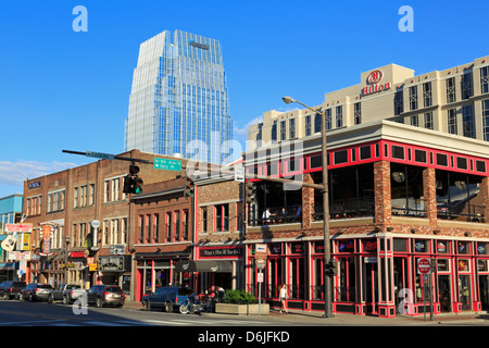 Hochhausturm und Broadway Street, Nashville, Tennessee, Vereinigte Staaten von Amerika, Nordamerika Stockfoto