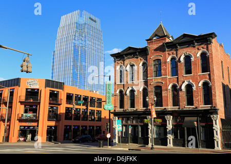 Hochhausturm und Broadway Street, Nashville, Tennessee, Vereinigte Staaten von Amerika, Nordamerika Stockfoto