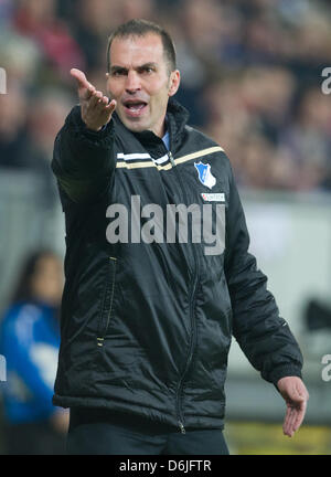 Hoffenheim Trainer Markus Babbel Gesten während der deutschen Fußball-Bundesliga-Fußball zwischen TSG 1899 Hoffenheim und VfB Stuttgart in der Rhein-Neckar-Arena in Sinsheim, Deutschland, 16. März 2012 entsprechen. Foto: Uwe Anspach Stockfoto